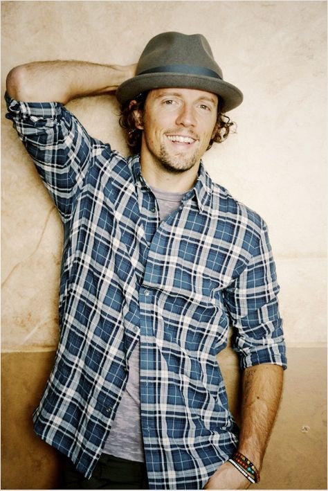 Jason Mraz. Adorably cute! Love his music! 2000s Pop, Visuell Identitet, Sara Bareilles, Jason Mraz, Jack Johnson, Bon Iver, Jason Derulo, Portfolio Inspiration, Charlie Puth