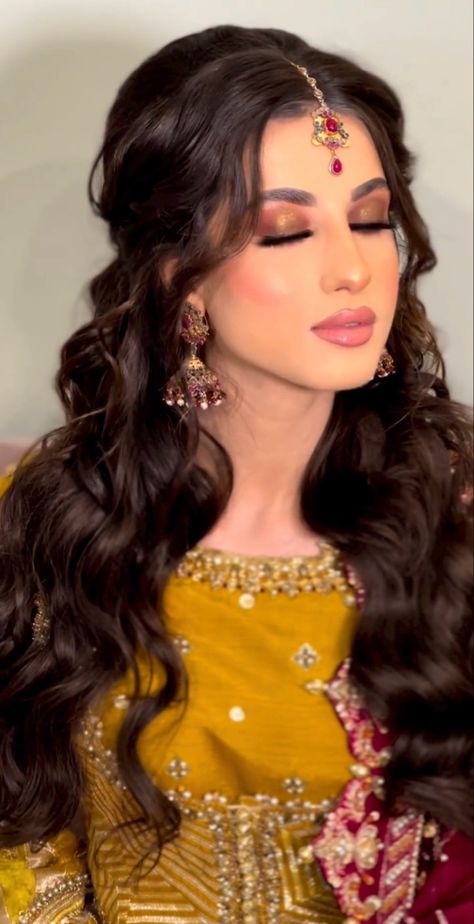 Wedding Hairstyles For Long Hair Pakistani, Hair Jewelry For Middle Part, Desi Half Up Half Down Hair, Desi Bridesmaids Hairstyles, Mendhi Hairstyles Bridesmaid, Desi Wedding Hair Styles, Haldi Guest Look, Mehndi Hair Styles Pakistani, Mendhi Hairstyles For Bride