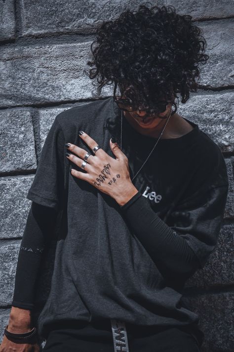 Mannu ab Male Painted Nails Aesthetic, Men Black Nail Polish, Black Nails Men Aesthetic, Nail Polish On Men, Painted Nails Men, Tyson Aesthetic, Black Nail Paint, Aesthetic Grunge Boy, Mens Hands