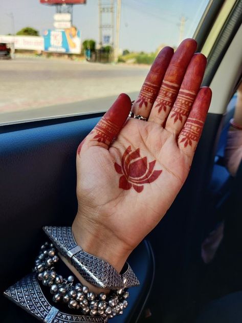 Mehndi Designs Front Hand Aesthetic, Mehandi Ideas Simple, Mehndi Designs Aesthetic, Beautiful Rangoli Designs Indian, Aesthetic Mehandi, Mehendi Designs For Hands Simple, Mehndi Aesthetic, Mehendi Design Simple, Easy Rangoli Designs For Beginners