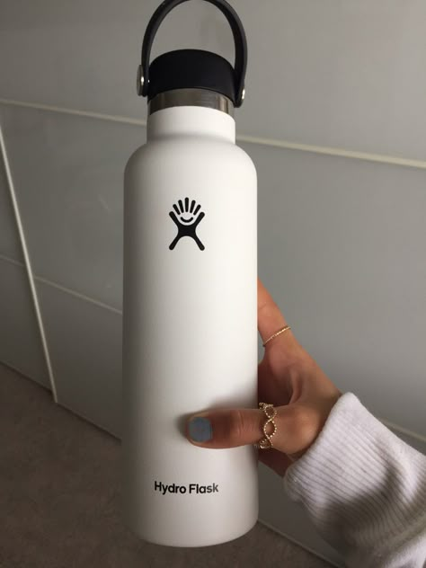 White Hydroflask Aesthetic, Clean Drink, Preppy School Supplies, Hydro Flask Water Bottle, Trendy Water Bottles, School Bag Essentials, Study Stationery, Cute Water Bottles, Must Have Gadgets