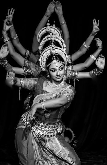 Odissi Dance, Indian Classical Dancer, Dance Forms, Bharatanatyam Poses, Devi Maa, Party Wallpaper, Dance Of India, Isadora Duncan, Belly Dancing Classes