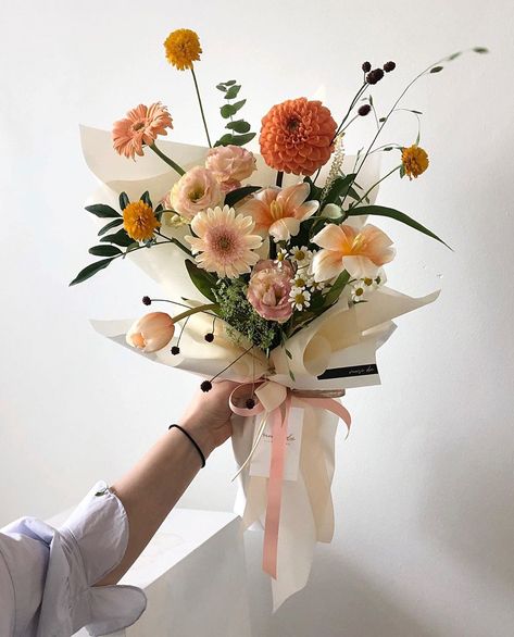 Wedding Invitations Arch, Korean Bouquet, Pastel Wedding Invitations, Flower Boquet, Orange Bouquets, Paper Flower Decor, Hand Flowers, Arch Design, Hand Bouquet