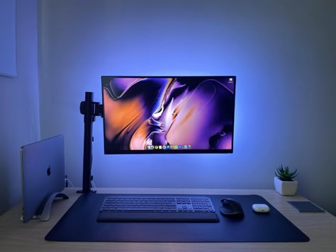 27inch Monitor Setup, Single Monitor Desk Setup, Calm Desk Setup, Single Monitor Setup, Single Monitor Gaming Setup, Desktop Setup Ideas, Monitor Desk Setup, Workstation Room, Aesthetic Desks