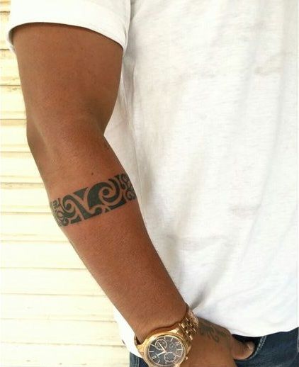 Simple Armband Tattoo Boho Arm Band Tattoo, Man Band Tattoo, Small Maori Tattoo Men, Tattoo Band Forearm, Wrist Band Tattoos Men, Mexican Armband Tattoo, Mexican Arm Band Tattoo, Arm Cuff Tattoo Men, African Arm Band Tattoo