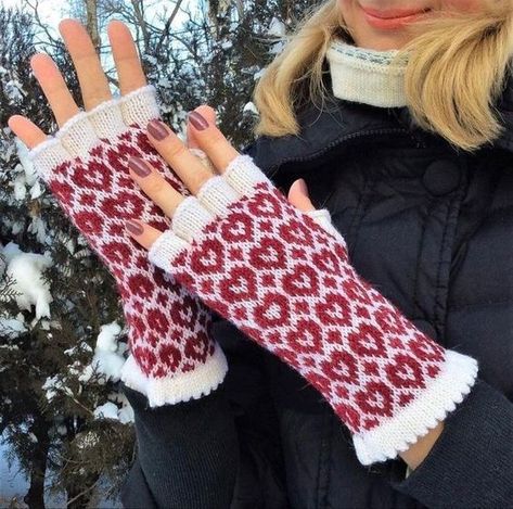 Knitted Mittens, Snow Covered Trees, Winter Inspo, Wool Gloves, Finger Gloves, Christmas Feeling, Heart Women, Snowy Day, Wrapping Ideas