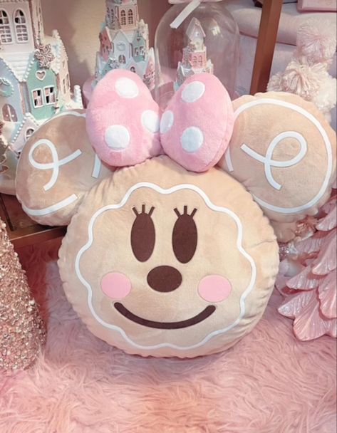 Pink Disney Christmas, Minnie Mouse Aesthetic, Mouse Aesthetic, Disney Decor Bedroom, Disney Plushies, Minnie Mouse Bedroom, Alice In Wonderland Pictures, Aesthetic Bible, Red Disney