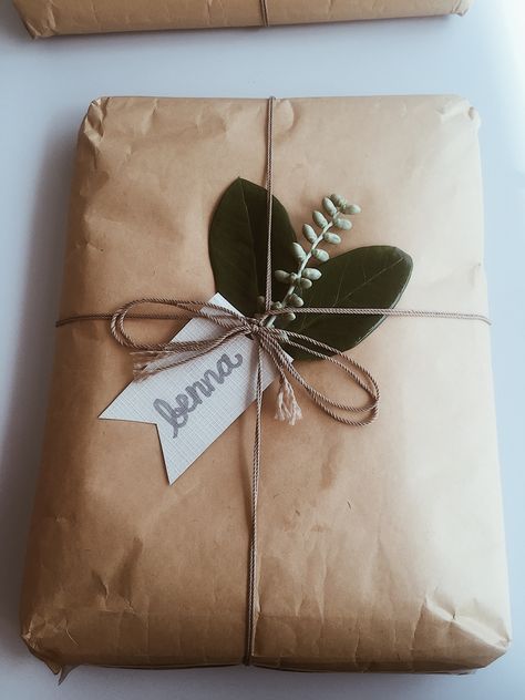 Gift Wrapping Candles, Eco Gift Wrapping, Gift Bags Diy, Gift Wrapping Inspiration, Handmade Packaging, Craft Packaging, Simple Gift Wrapping, Envelope Art, Diy Gift Wrapping