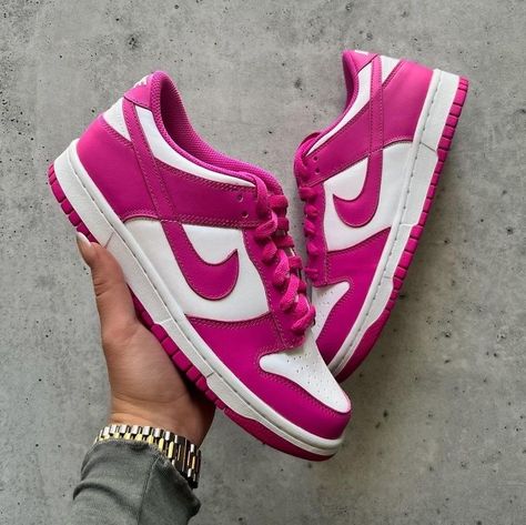 Active Fuschia Dunks, Active Fuschia Dunks Outfit, Nike Rosas, Pretty Sneakers, Preppy Shoes, Pretty Shoes Sneakers, Shoes Heels Classy, Kicks Shoes, All Nike Shoes