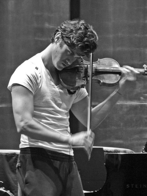 Charlie Siem, Violin Photography, Violin Players, Classical Musicians, The Violin, Violin Music, Violinist, Folk Music, Concert Hall