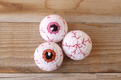 Crochet Eye Ball Free Pattern, Crochet Eyeball Blanket, Crochet Eyeball Pattern Free, Crochet Eyeball Coaster, Crochet Halloween Eyeball, Crochet Newsboy Hat, Crochet Dragon Pattern, Spooky Halloween Decorations, Crochet Dragon