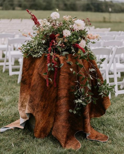 Cowhide Wedding, Outdoor Events Decor, Boho Glam Wedding, Cowgirl Decor, Cowboy Decorations, Barn Weddings, Boho Glam, Western Chic, Dressing Tables