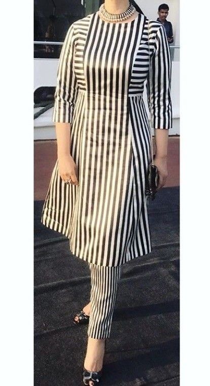 Checks Kurti Designs, Muslim Dresses, New Kurti Designs, Designer Kurti Patterns, Simple Kurti Designs, Gaun Fashion, Kurti Designs Latest, Long Kurti Designs, Kurta Neck Design