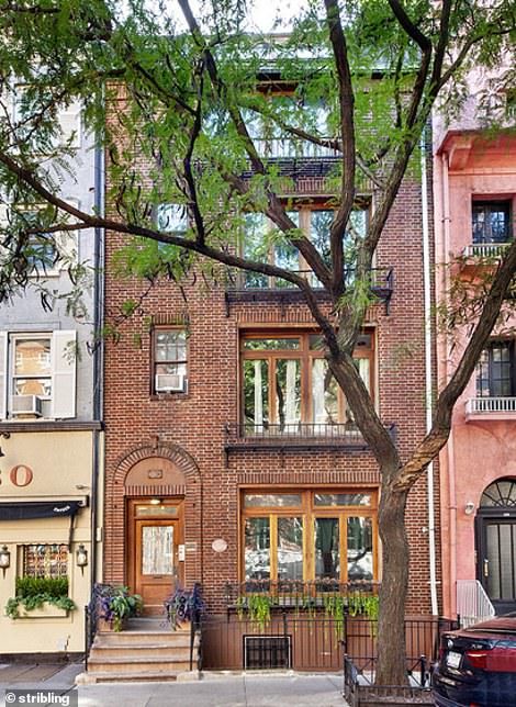 Brick New York Apartment, New York Apartment Aesthetic Exterior, Nyc Apartment Building Exterior, Apartment Complex Exterior Old, Outside Apartment Building, Nyc Brick Apartment Aesthetic, Old Apartments Exterior, Outside Of Apartment Building, Nyc Apartment Brick