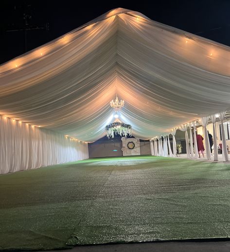 Party Rentals. Canopies, synthetic grass, chandeliers, and fairy lights. Quince Decor Outdoor, Elegant Tent Party, Quince Outside Party, Quince Ideas Decoration, Outside Quinceanera Ideas, Outdoor Quinceanera Ideas, Outdoor Quinceanera, Backyard Quince, Quince Venues