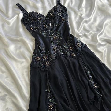 18th Birthday Outfit, Mums Wedding, Debs Dress, Cosplay Inspiration, Desired Reality, Black Homecoming Dress, Making Clothes, High Low Prom Dresses, Flowy Midi Dress