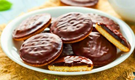 Jamie Oliver’s homemade jaffa cake recipe takes less than 30 minutes to make Homemade Jaffa Cakes, Jaffa Cake Recipe, British Snacks, Jaffa Cakes, Chocolate Covered Cookies, Biscuits Diététiques, Soft Cake, Jaffa Cake, Ultimate Cookies