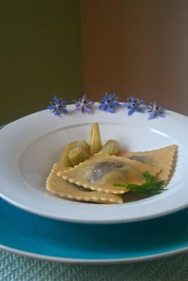 Lentil Ravioli, Fennel Butter, Eating Flowers, Edible Flowers Recipes, Italian Cuisine Recipe, Fairy Food, Fantasy Food, Food Gardening, Savoury Recipes