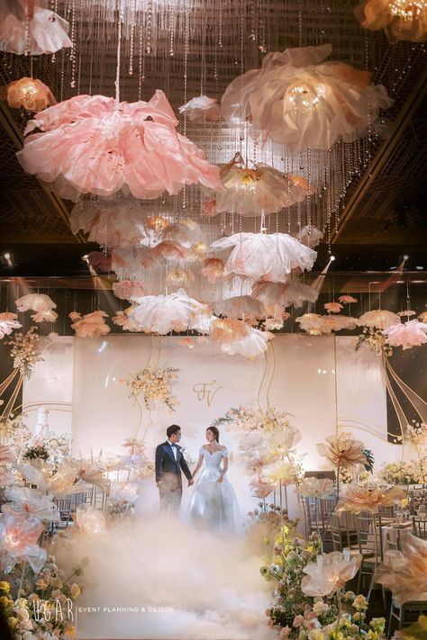 Organza Flower Wedding Decor, Giant Flowers For Wedding, Extravagant Graduation Party, Giant Flower Wedding Decor, Creative Ideas For Decoration, Giant Flowers Wedding Decoration, Floral Prom Decor, Ethereal Party Decor, Flower Ceiling Wedding