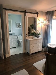 pretty sliding barn door it slides behind a dresser تصميم دورة مياه, Mirror Barn Door, Diy Sliding Barn Door, Door Diy, Dekorasi Kamar Tidur, Diy Barn Door, Bedroom Closet, Decor Baie, Bathroom Doors