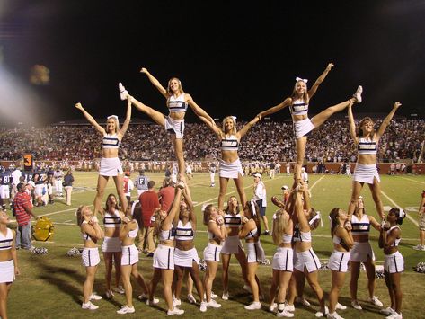 Cheer Pyramids, Cool Cheer Stunts, Cheerleading Stunts, Cheerleading Pyramids, Cheerleading Coach, Cheer Team Pictures, Cheer Photography, Cheer Routines, Varsity Cheer