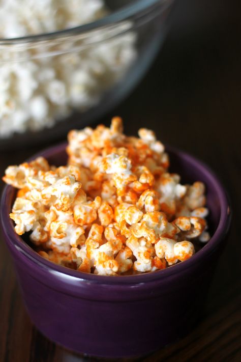 Sriracha Popcorn Sriracha Popcorn, Sriracha Recipes, Popcorn Treats, Popcorn Snacks, Movie Snacks, Popcorn Recipes, Snack Mix, Sriracha, Snack Time