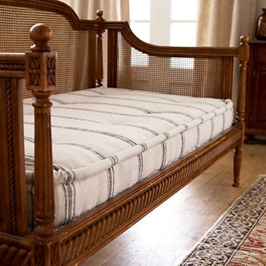 Day Bed Couch Living Room Wood, Bedroom Decor Daybed, Guesthouse Living Room, Daybed For Guest Room, Daybed In Master Room, Antique Day Bed, Wooden Day Bed, Reading Nook Daybed, Daybed In Living Room Ideas