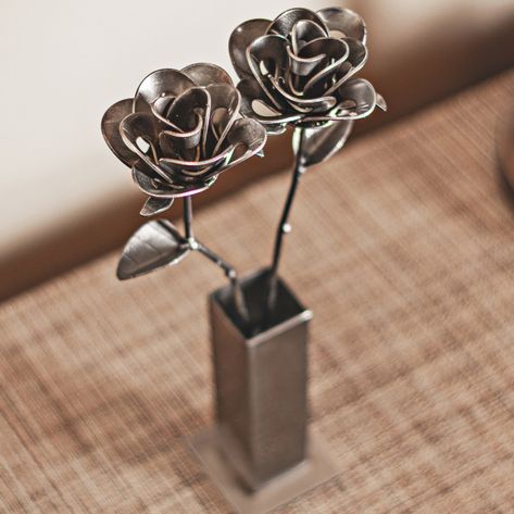 Two Metal Roses and Vase Recycled Metal Roses With Vase - Etsy Cool Welding Projects, Scrap Recycling, Metal Welding Art, Metal Roses, Welding Crafts, Welding Process, Welding Art Projects, Diy Welding, Arc Welding