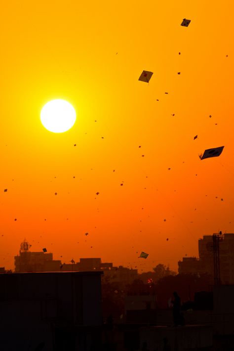 https://flic.kr/p/bm7ZC3 | Sunset of a Thousand Kites | Canon EOS 7D, ISO 100, Canon EF 100-400mm f/4.5-5.6L IS USM @ 235mm, f/8, 1/500 Kite Festival Photography, Flying Photography, Flying Kites, Festival Photography, Go Fly A Kite, Bohemian Life, Kite Festival, Kite Flying, Animated Love Images