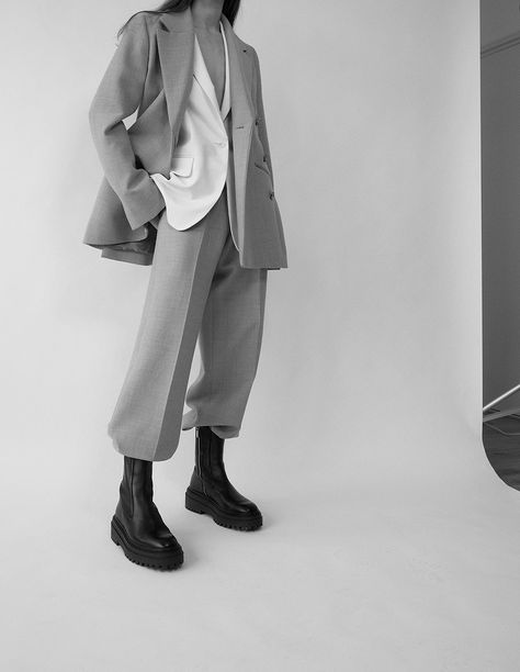 The Oversized Suit | MODEDAMOUR Women In Oversized Suit, Suit Winter Outfit, Oversized Suit Women, Black Suits For Women, Suit With Boots, Oversize Suit, Women Menswear, Fesyen Korea, Oversized Fashion