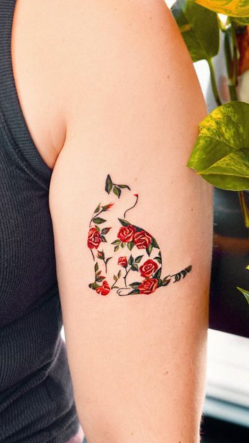 Porcelain Cat Tattoo, Cat And Plant Tattoo, Fluffy Tattoo, Tatu Ideas, Jasmine Tattoo, Cat Outline Tattoo, Tattoo Cafe, Pretty Flower Tattoos, Side Thigh Tattoos