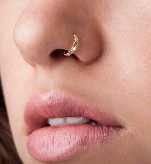 Simple nose rings Gold Nose Cuff, Nose Pin Indian, Nose Ring Designs, Cute Nose Rings, Piercing Nostril, Piercing Bouche, Nostril Jewelry, Rose Gold Nose Ring, Nose Ring Gold