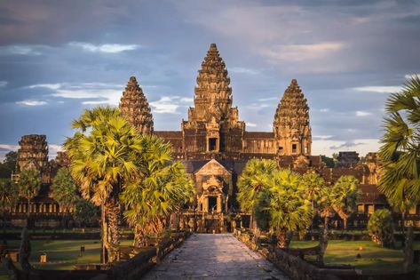 Angkor Wat Cambodia, Angkor Wat Temple, Ancient Greek Architecture, Famous Buildings, Adventure Bucket List, Pyramids Of Giza, Mayan Ruins, Siem Reap, Angkor Wat