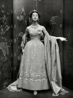 Vintage Haute Couture, Glamour Vintage, St Laurent, Fifties Fashion, 20th Century Fashion, Dior Vintage, Fashion 1950s, Vintage Fashion Photography, Vintage Gowns