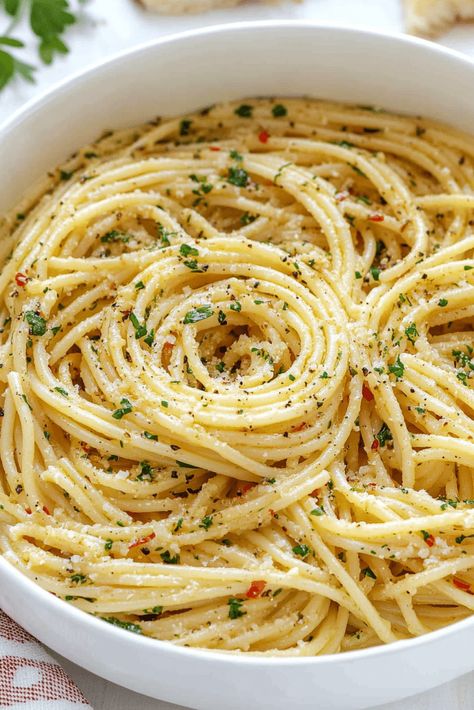 Aioli Pasta Recipe, Aioli Pasta, Pasta Aioli Olio Recipe, Authentic Italian Spaghetti, Italian Noodle Recipes, Oil Pasta, Italian Spaghetti, Pasta Aioli, Aglio E Olio Recipe