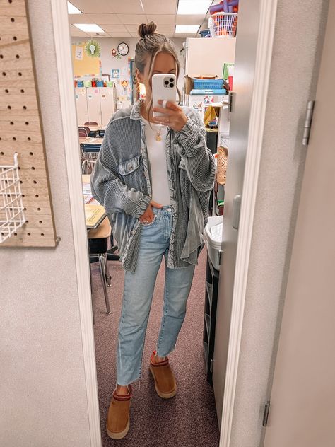 Cute Casual Jean Outfits Winter, Light Wash Jeans Outfit Teacher, Mom Jeans Teacher Outfit, Cute Casual Teacher Outfits Winter, Cute Outfits Mom Jeans, Mom Appropriate Outfits, Winter Outfits With Mom Jeans, Outfits For 63 Degree Weather, Mom Ootd Casual