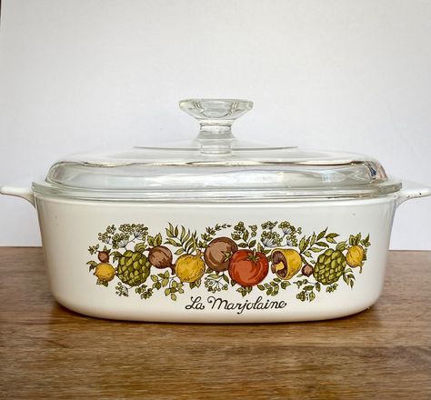 This Vintage Spice of Life Casserole Corning Ware 2 Quart dish is decorated with tomatoes & mushrooms in its design pattern. The dish is in excellent pre-owned condition, no chips, cracks, or faded design. Lid is included. This casserole dish is highly sought after. The Spice of Life pattern is on 2 sides of the Corning Ware dish. Model: A-2-B with A-9-C Lid It makes a lovely gift for yourself or someone that you know. This is a great gift for a birthday, holiday, or any occasion. Spice Of Life Corningware, Antique Dishes Collectible, Corningware Vintage, Crystal Glassware Antiques, Vintage Pyrex Patterns, Vintage Dishes Antiques, Pyrex Vintage Rare, Vintage Pyrex Dishes, Mamma Bear