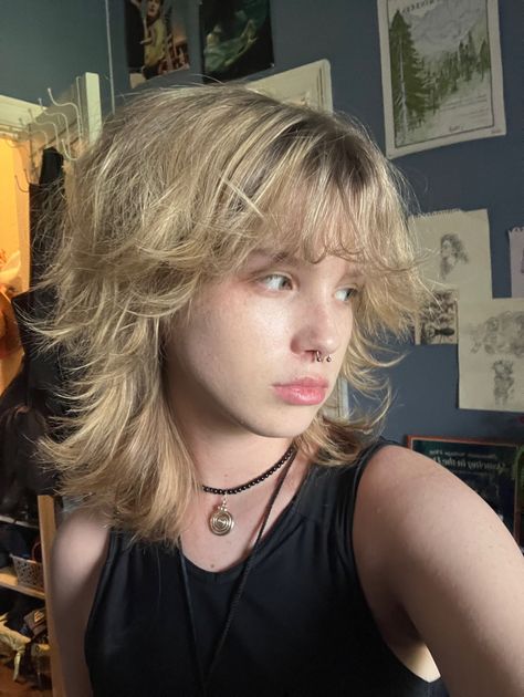 Short Blonde Hair Straight Layers, Shaggy Soft Mullet, Shag Haircut With Bangs Short, Short Wolfcut With Bangs Thick Hair, Haircut Ideas Grunge, Wolfcut With Blonde Highlights, Shaggy Wolfcut Mullet, Mullet Vs Wolfcut, Shoulder Length Mullet Shag