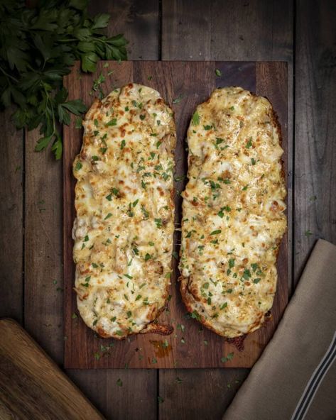 This viral chicken Alfredo garlic bread is a must make. The best garlic bread you'll ever have with creamy Alfredo and succulent chicken! Chicken Alfredo Flatbread Recipes, Shrimp Alfredo Garlic Bread, Chicken Alfredo Stuffed Garlic Bread, Chicken Alfredo Pull Apart Bread, Cajun Chicken Alfredo Garlic Bread, Chicken Alfredo French Bread, Chicken Alfredo Garlic Bread Recipe, Chicken Alfredo Garlic Bread, French Bread Chicken