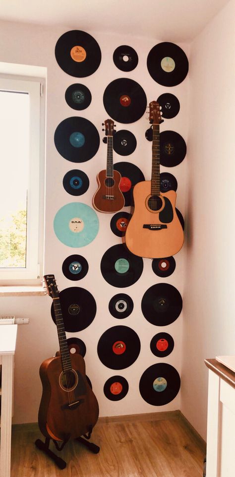 Record corner in music room! Vinyl Record Room Aesthetic, Living Room Music Theme, Vintage Music Room Ideas, Diy Music Room Ideas Decor, Drums In Living Room, Music Living Room Ideas, Bedroom Music Corner, Room With Records On The Wall, Record Themed Room