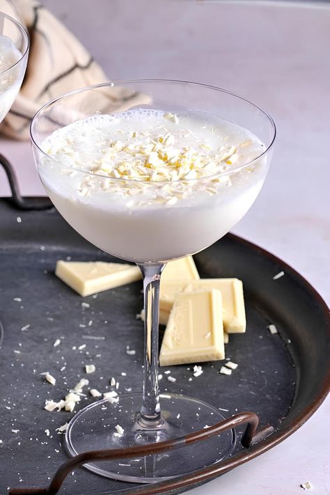 Indulgent, elegant, and oh-so-chocolatey, this decadent white chocolate martini is the dessert cocktail of your dreams. And it comes together in a snap! White Chocolate Martini Recipe, White Chocolate Martini, Chocolate Martini Recipe, White Chocolate Liqueur, White Chocolate Shavings, Creamy Cocktails, Desserts In A Glass, White Drinks, Chocolate Cocktails