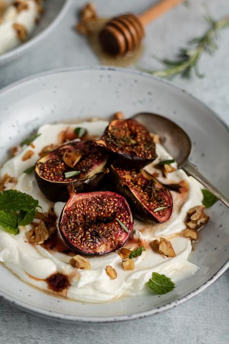 Roasted figs with yoghurt and walnuts. Perfect for breakfast, brunch or as a tasty dessert. Ready in under 25 minutes. #roastedfigs Vegan Recipes With Figs, Figs Breakfast Ideas, Roasted Figs Recipes, Recipe With Figs, Fig Breakfast Recipes, Healthy Fig Recipes, Fig Dessert Recipes, Fig Recipes Healthy, Posh Breakfast