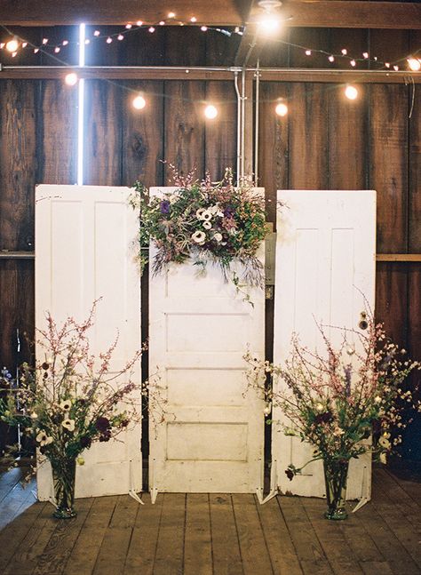 Diy Fotokabine, Rustic Farm Wedding, Deco Champetre, Boda Diy, Rustic Backdrop, Doors Repurposed, Bridal Table, Diy Photo Booth, Vintage Wedding Decorations