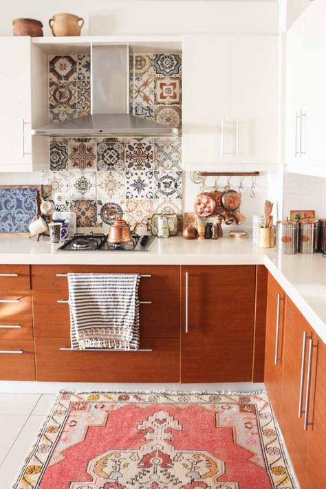 Swing Bar Stools and 9 Other Chic Kitchen Ideas Around the World | Kitchen with tiles, two toned cabinets, and kilims in Istanbul, Turkey. Bohemian Style Kitchen, Kitchen Accessories Design, Turkish Kitchen, Bohemian Kitchen, Orange Kitchen, White Countertops, Transitional Kitchen, Chic Kitchen, Trendy Kitchen