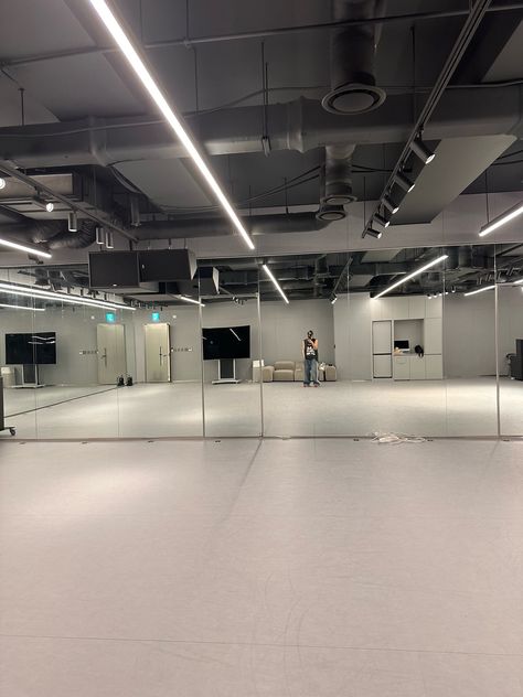 bubble nct²³ 🫧 on Twitter: "#TAEYONG 🌹 via bbl https://t.co/YtkuZCMstL" / Twitter Studio Dance Room Kpop, Warehouse Plan, Plan Studio, Dance Studio Design, Dance Logo, Kpop Backgrounds, Dance Rooms, Dance Dreams, Dream Music