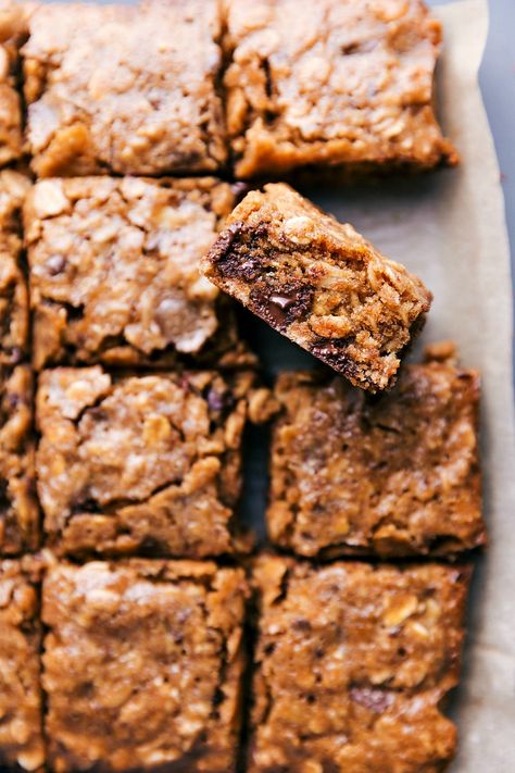 These gluten-free Soft-Baked Oatmeal Breakfast Bars are ultra chewy and loaded with flavor. They’re packed with oats, nut butter, and dark chocolate and they're made with better-for-you, wholesome ingredients -- perfect for a grab-and-go breakfast on a busy morning. Recipe via chelseasmessyapron #cinnamon #chocolate #healthy #breakfast #delicious #recipe #soft #baked #oatmeal #breakfast #bars Baked Oatmeal Breakfast Bars, Oatmeal Squares, Breakfast Bars Healthy, Oatmeal Breakfast Bars, Breakfast Cookies Healthy, Soft Bakes, Busy Morning, Oatmeal Bars, Oatmeal Breakfast