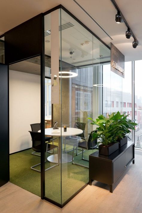 || Collaborative Workspace | Office Space | Design || #CollaborativeWorkspace #OfficeSpace #Design http://www.ironageoffice.com/ Plant Office Design, Green Office Decor, Workspace Office, Cozy Workspace, Cool Office Space, Office Design Inspiration, Modern Office Interiors, Corporate Office Design, Loft Stil