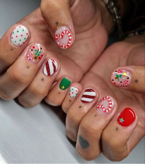 Funky Nails Christmas, Christmas Nails Colorful, Christmas Nails Santa Claus, Christmas Nails Funky, Funky Christmas Nails Design, Christmas Bauble Nails, Colourful Christmas Nails, Tacky Christmas Nails, Willy Wonka Nails