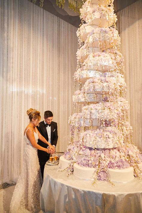 Wedding In Vegas, Huge Wedding Cakes, Castle Wedding Cake, Crazy Wedding Cakes, Tall Wedding Cakes, Extravagant Wedding Cakes, Lebanese Wedding, Big Wedding Cakes, Epic Wedding