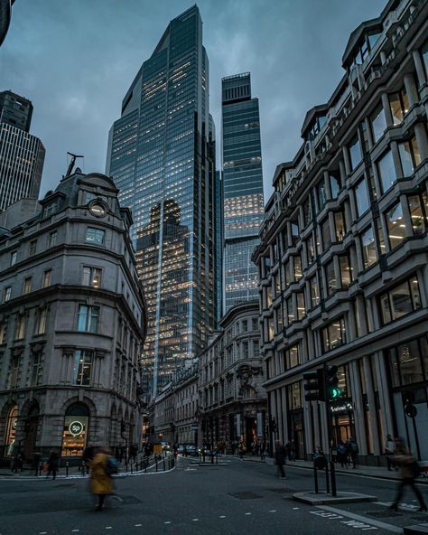 The new(ish) kids on the block….Horizon 22 and The Lookout 22 Bishopsgate, also known as Twentytwo, is a commercial skyscraper in London, England. Completed in 2020, it occupies a prominent site in Bishopsgate, in the City of London financial district, and stands at 278 m (912 ft) tall with 62 storeys. 8 Bishopsgate (sometimes referred to as ‘the Jenga’) is a 51-storey, 204-metre (669 ft) tall commercial skyscraper located in the City of London financial district. When it opened in 2023, it... London City Apartment, London Financial District, Buildings In London, Skyscrapers Aesthetic, London Skyscrapers, Skyscraper Aesthetic, London City Aesthetic, Lost Apothecary, London City View